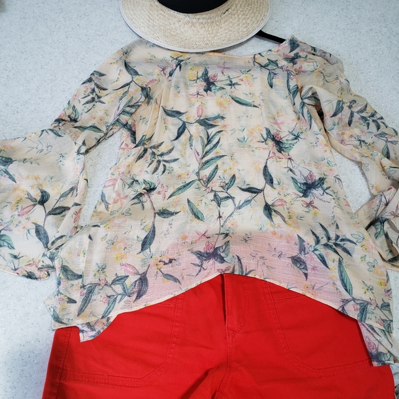 Beautiful  summer top. - Picture 4 of 5